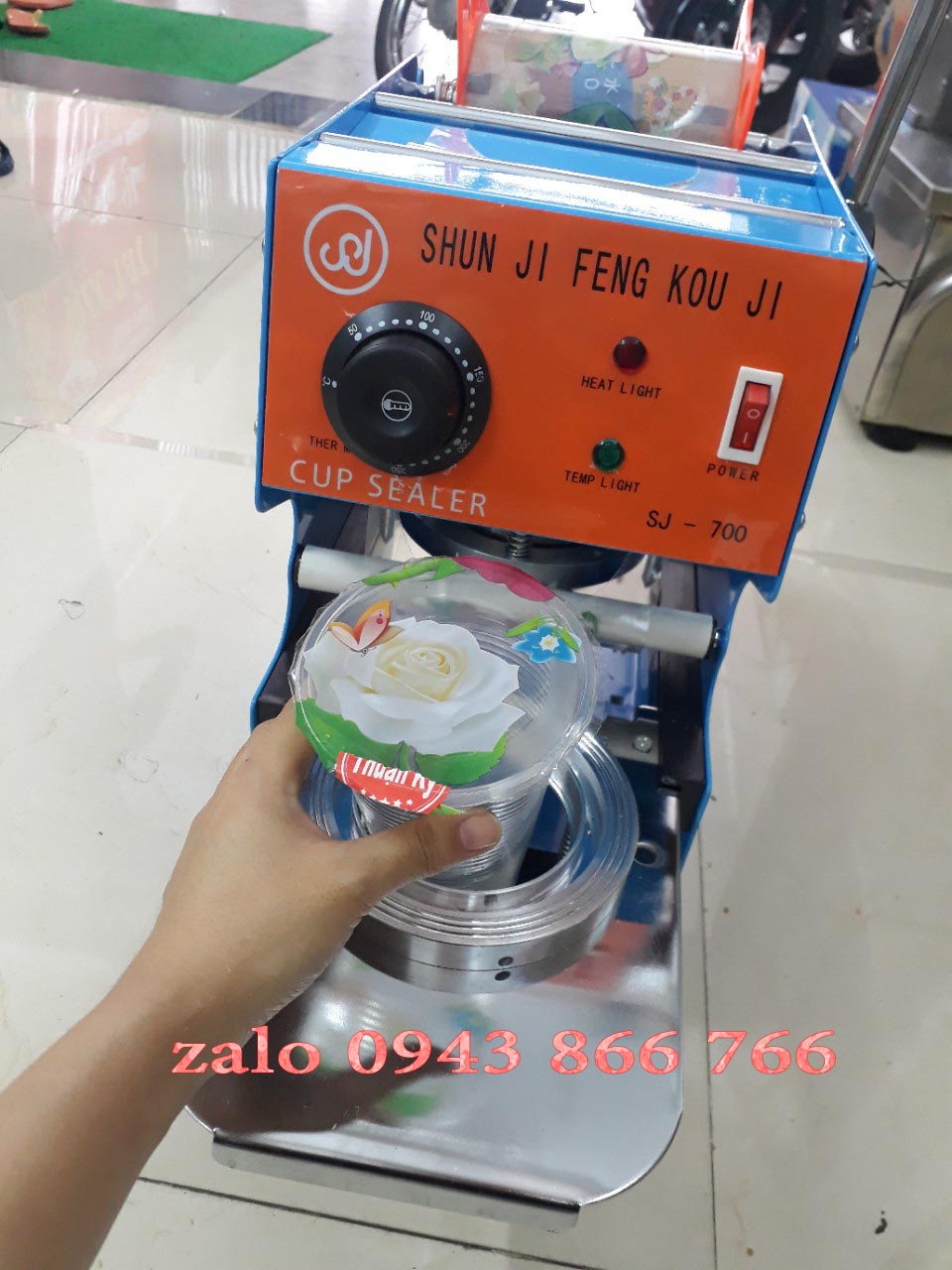 Máy dán miệng ly nhựa, máy dập nắp ly sinh tố trà sữa SJ700 loại ly 500ml-750ml