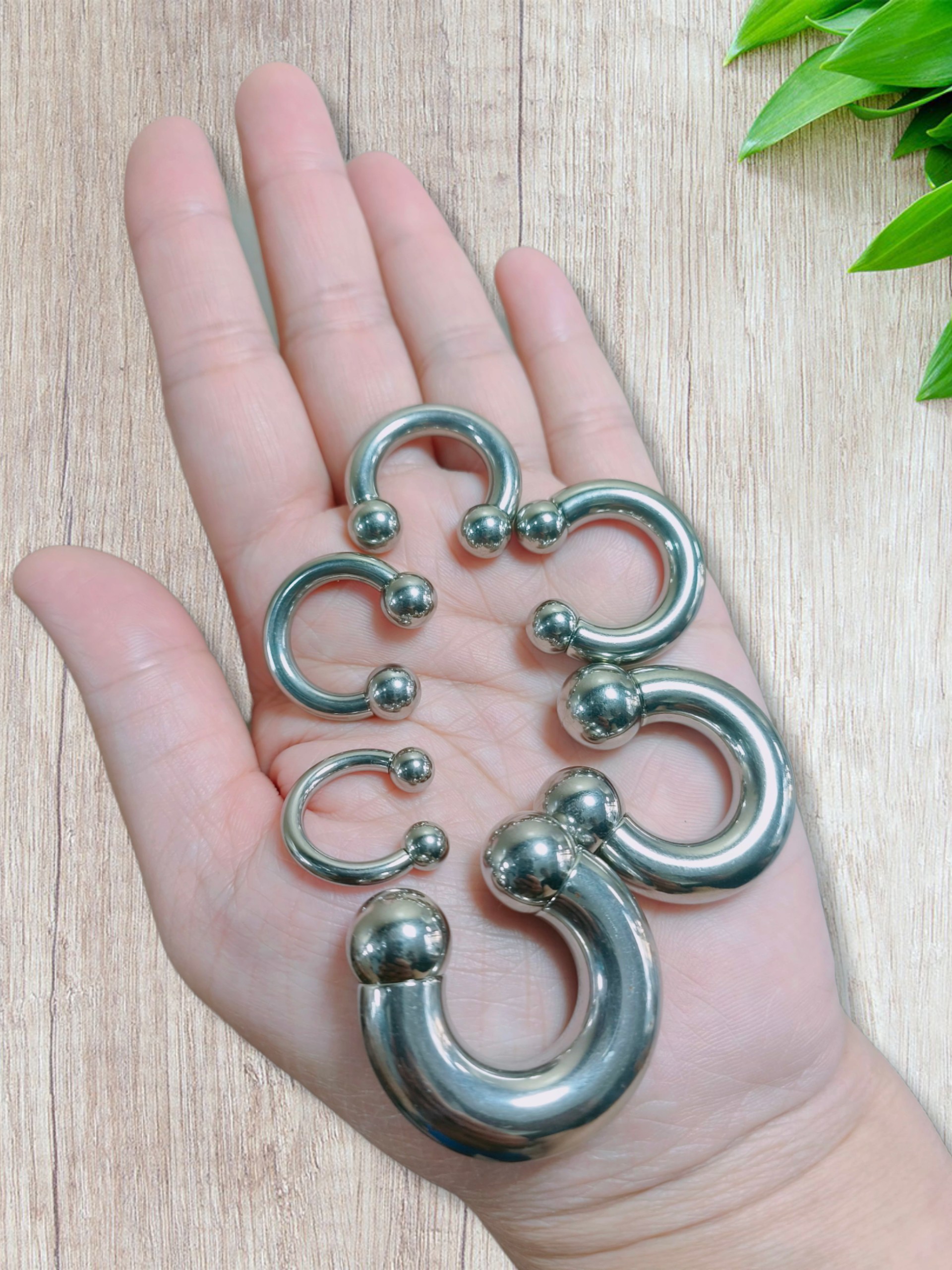 Khuyên pa chữ c 2 đầu bi