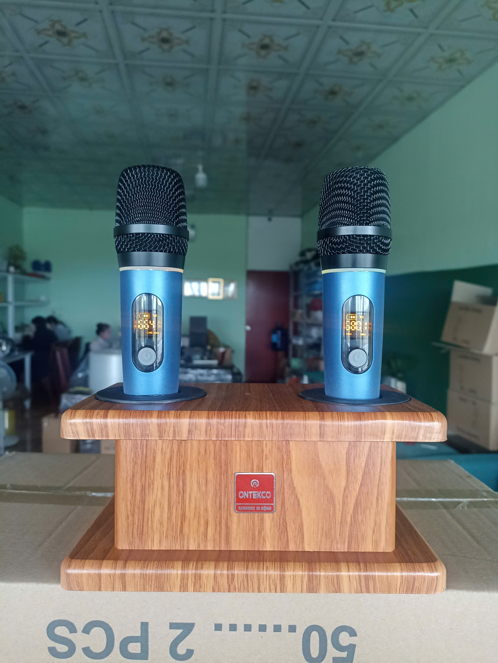 Kệ Gỗ Đựng Micro Không Dây , Kệ Micro Karaoke ,Đựng Mic Và Pin Gọn Gàng, Màu Cánh Gián Sang Trọng , Phụ Kiện Karaoke ONTEKCO