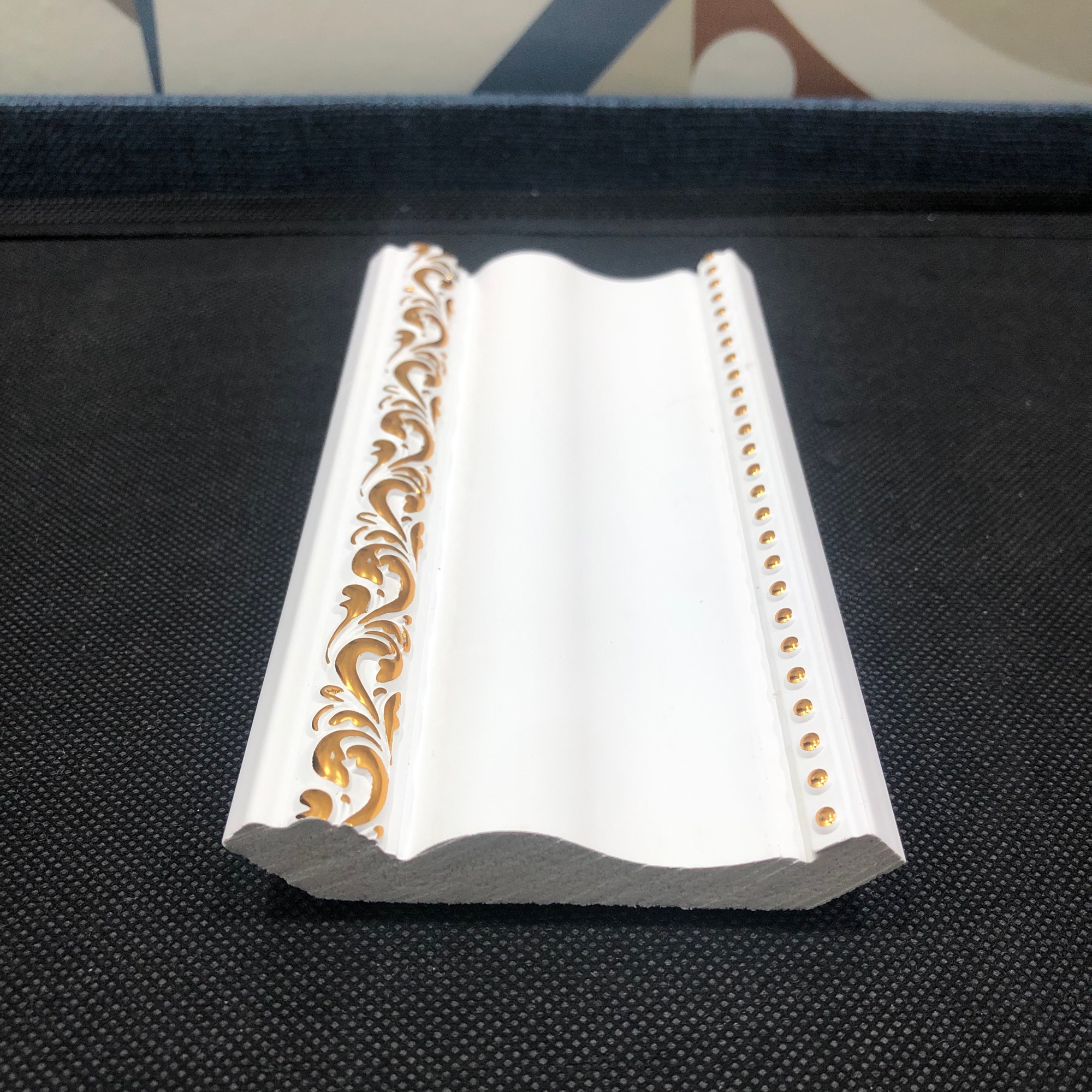 Phào nhựa cổ trần bản 8.3cm hoạ tiết hoa văn vàng hoàn thiện bề mặt