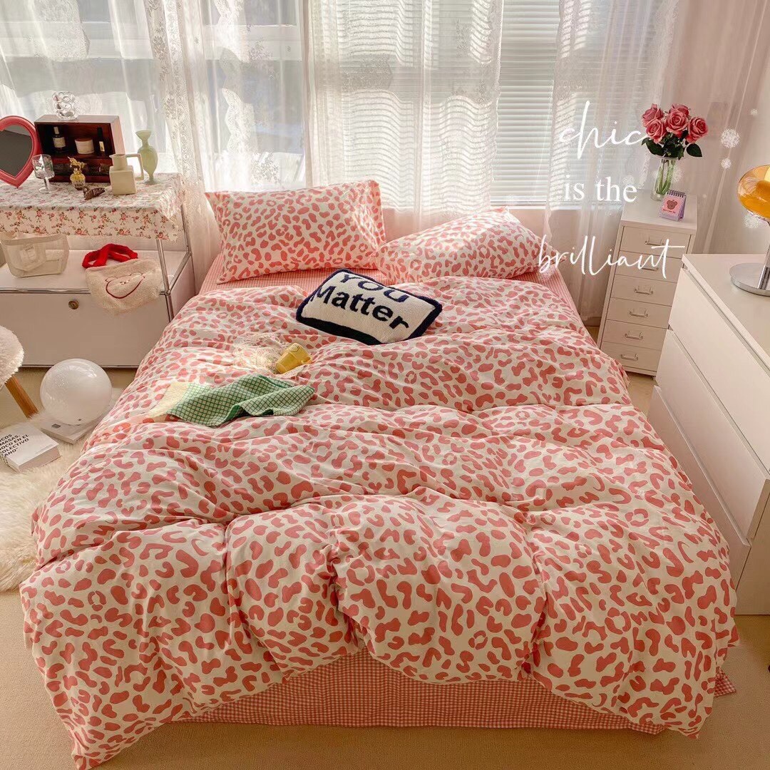 Bộ chăn ga gối cotton Poly họa tiết da báo hồng, gồm 4 món ga trải giường, vỏ chăn và 2 vỏ gối nằm