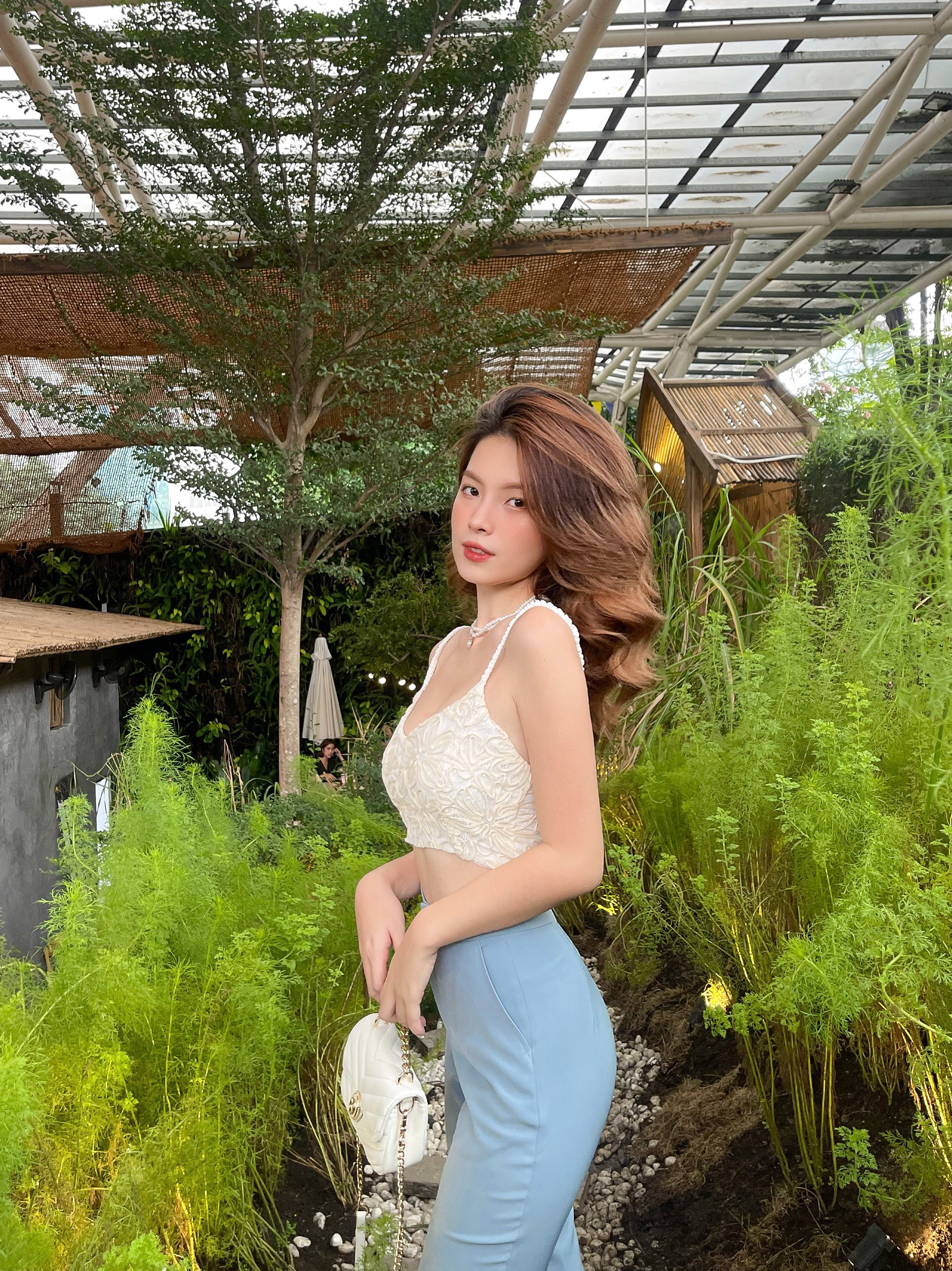Áo croptop hai dây hoa thêu nổi reverclothings secret blossom top