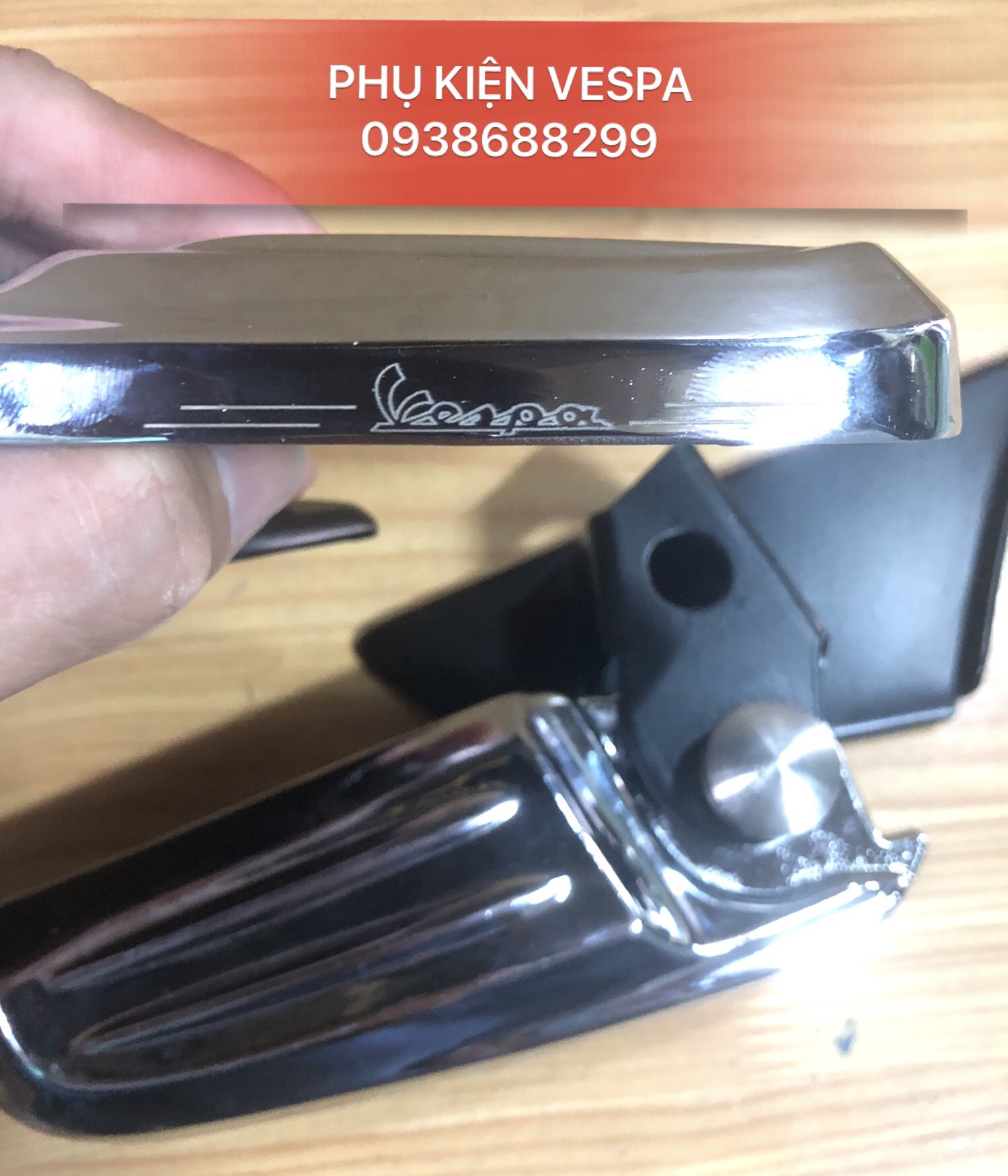 Gác chân vespa có nút bấm