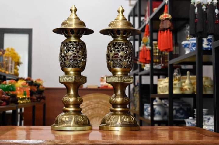 ĐỒ ĐỒNG Ý YÊN - Cặp Đèn Thờ Đúc đồng vàng nguyên chất trang trí ban thờ phong thủy đem đến sự ấm cúng , may mắn tài lộc cho gia chủ . Có 3 loại cao 40-50-60 cm nặng 3,3kg tặng kèm bóng đèn
