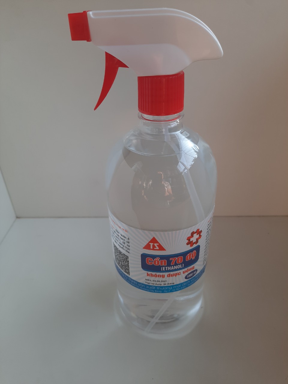 cồn 70 độ, bình 1 lít có vòi xịt, chất lượng cao, giá cả phù hợp, được nhiều người tín nhiệm, bảo vệ cơ thể , sát khuẩn, diệt virus covid , làm sạch nhà cửa,
