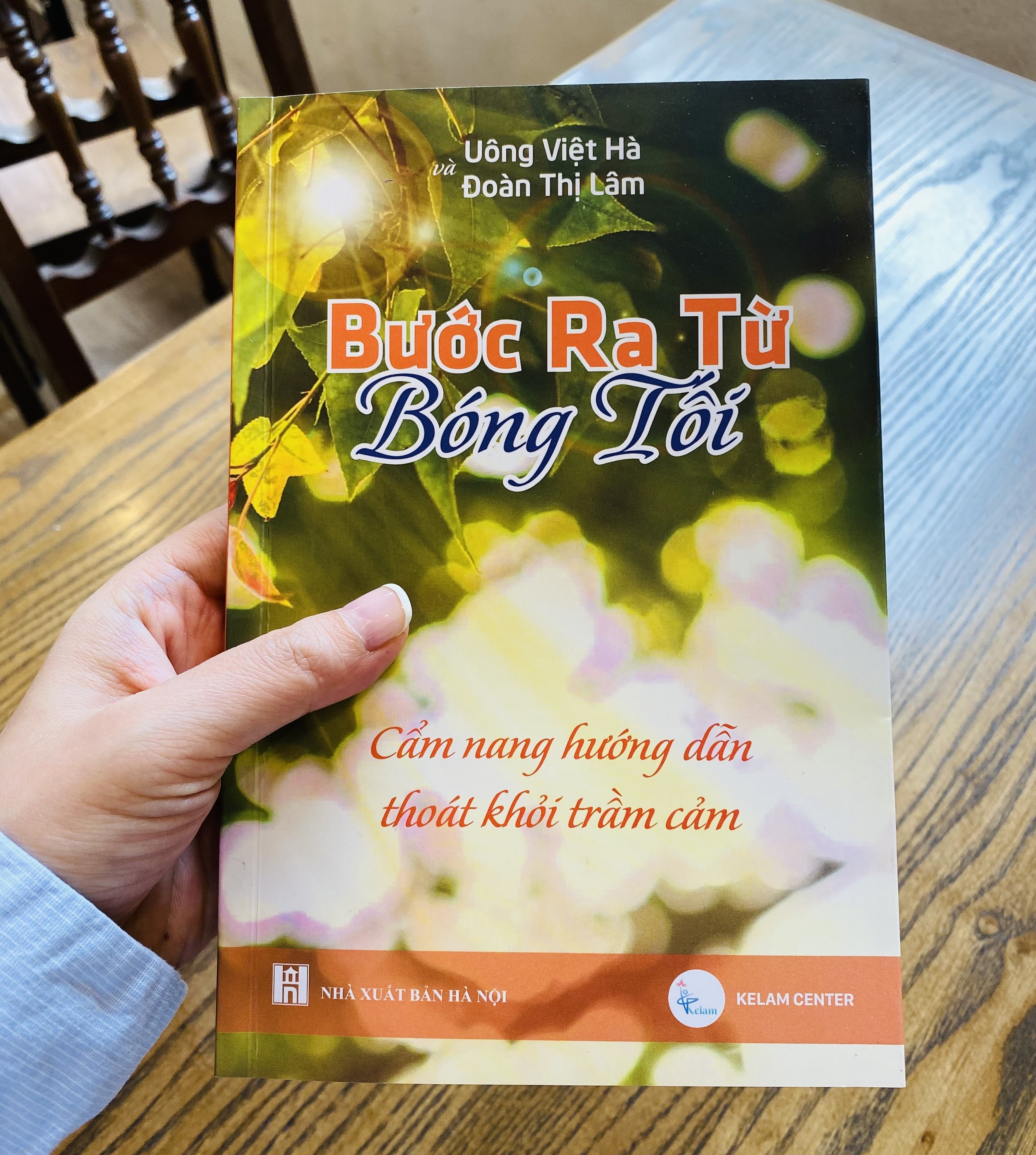Sách - Bước ra từ bóng tối - Cẩm nang hướng dẫn Thoát khỏi trầm cảm - dành cho người bị Rối loạn lo âu và Trầm cảm