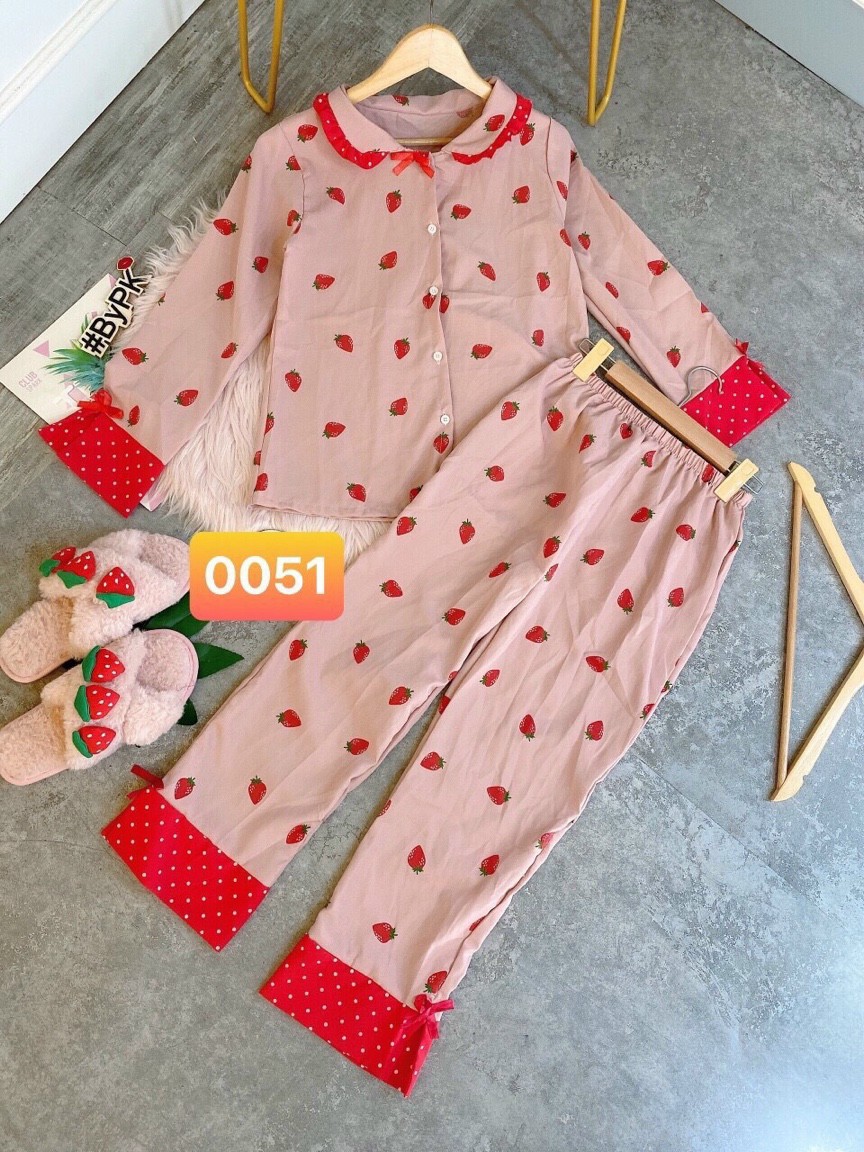 ĐỒ BỘ PIZAMA IN HÌNH DÂU TÂY CỔ SEN SIÊU DỄ THƯƠNG, FORM RỘNG NÊN BẦU BÍ BON CHEN THOẢI MÁI, CHẤT KATE MỀM MỊN NSB
