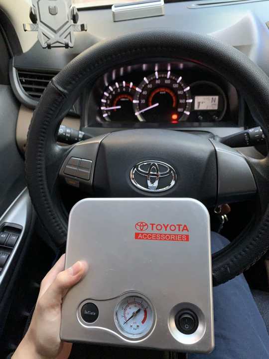 [SALE 50%] Bơm Lốp Ô Tô Cao Cấp Tự Ngắt Toyota, Thiết Kế Đồng Hồ Cơ Dễ Sử Dụng, Hiển Thị Áp Suất Lốp, Bơm Siêu Nhanh, Động Cơ Mạnh Mẽ, Đa Năng Có Thể Bơm Xe Đạp, Xe Máy, Tặng Kèm 3 Vòi Bơm Đa Năng Và Túi Đựng Toyota