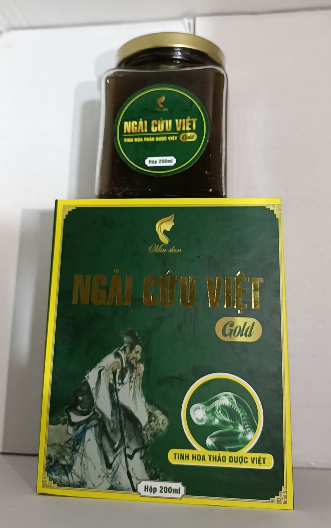 Ngải cứu việt tinh dầu xoa bóp 200ml . Dầu xoa bóp xương khớp ngải cứu việt,bong gân, gai cột sống,đau cột sống