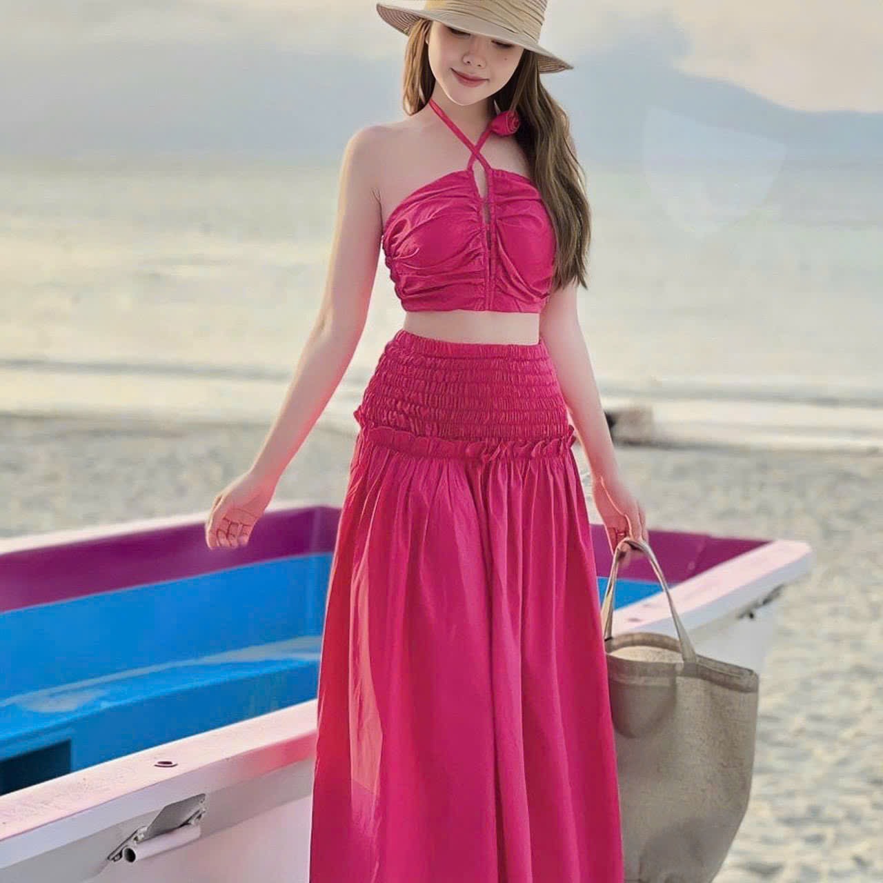Sét Váy Maxi Dài Chạy Mocking Thân Sau Phối Áo Cổ Yếm Đính Bông L-G Store Là 1 Sản Phẩm Thật Sự Phù Hợp Để Tới Công Sở, Đi Làm Hoặc Đi Chơi,Free Size Dưới 55kg,Phù Hợp Với Mọi Phong Cách.
