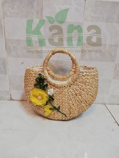 Giỏ lục bình kết hoa hồng
