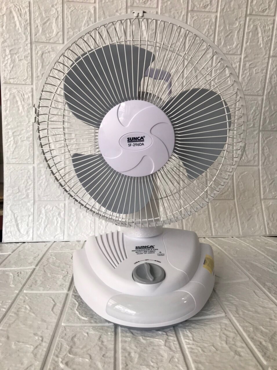 Quạt sạc tích điện dùng cho mùa hè đa năng có đèn sunca sf-296da