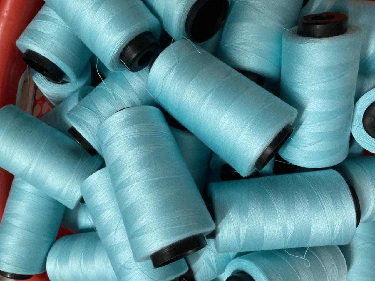 Chỉ may công nghiệp 40/2 2500m, (lốc 6 cuộn) chất liệu polyester cao cấp, có độ bền màu cao, không bị tưa chỉ khi may, đảm bảo chất lượng