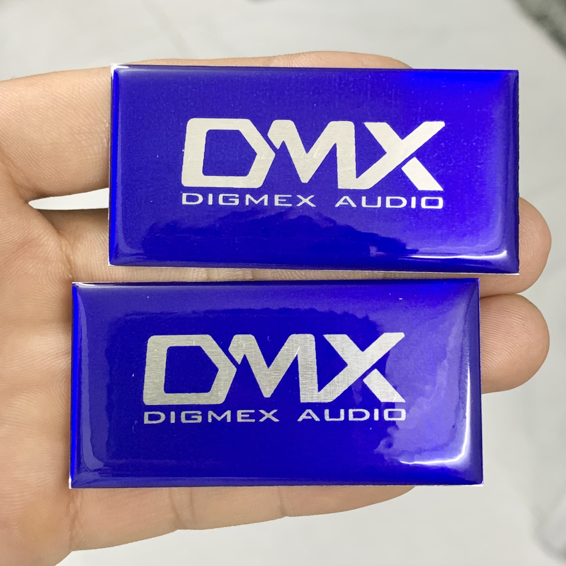Tem logo DMX giá 2 cái, kích thước 6cm x 3cm.