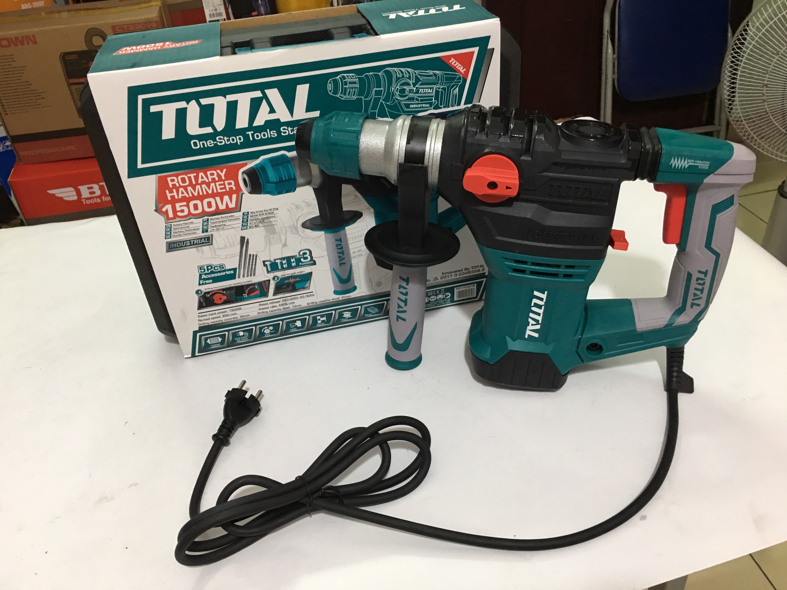MÁY KHOAN ĐỤC BÊ TÔNG TOTAL TH112386 Công suất 1200W