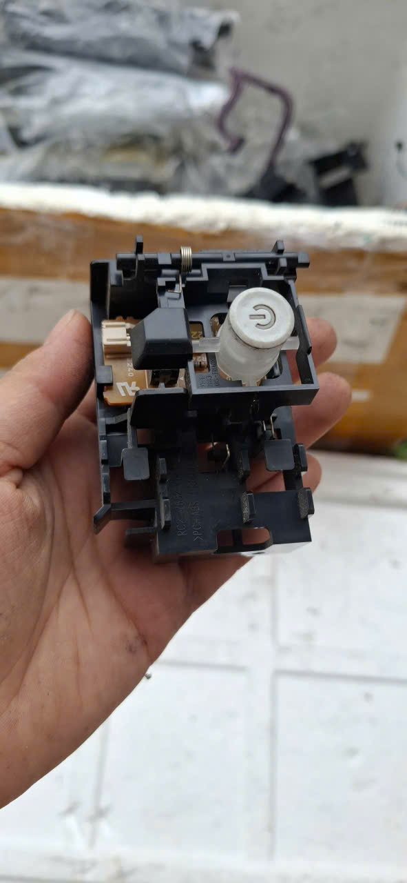 Mạch điều khiển và nút nguồn máy HP P3015 ( bóc máy).
