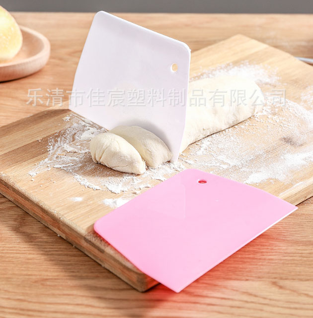 Miếng vét cắt bột, chà láng bằng nhựa/Dụng Cụ Cắt Và Vét Bột Làm Bánh Nhựa 13.5 x 9.5 cm-Tặng nút bịt ổ điện an tooàn chống giật