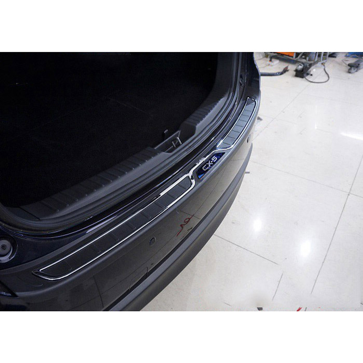 Nẹp cốp ngoài ,chống chầy cốp ngoài nhựa abs cho xe mazda cx5 2018/2020