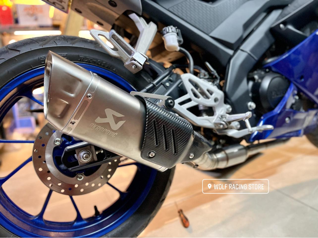 [HCM]PÔ AKRAPOVIC R1 CARBON