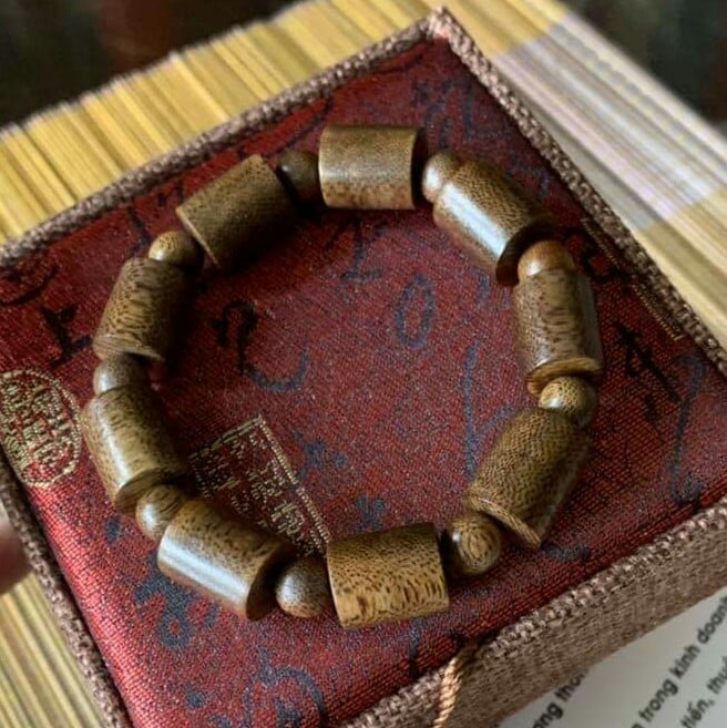 VÒNG TAY TRẦM HƯƠNG TỰ NHIÊN - MAY MẮN - TÀI LỘC ( SIZE 45 kg - 80 kg )- Kèm hộp đựng cao cấp