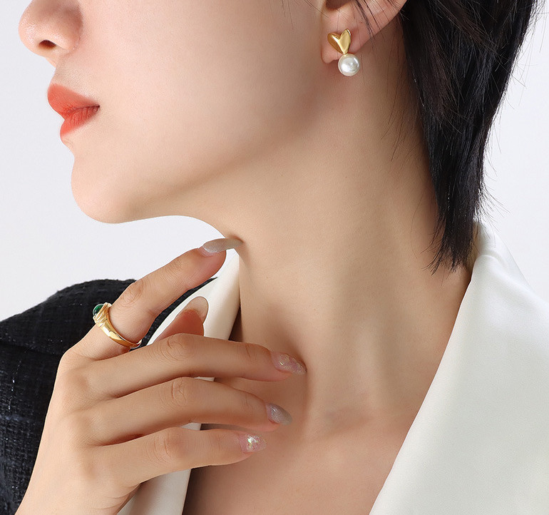 Bông tai trái tim ngọc trai titan ko đen tt 4418