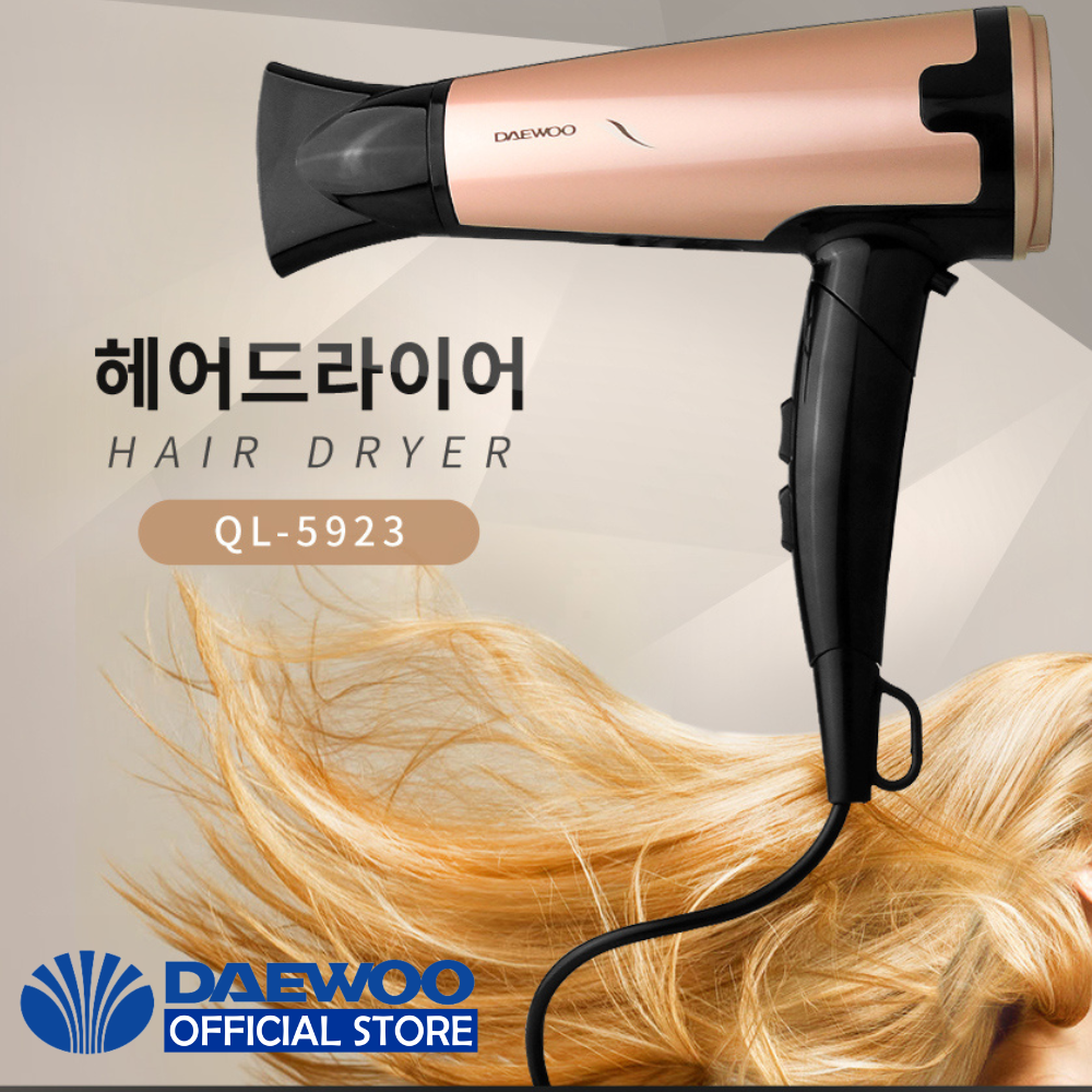 Máy sấy tóc Daewoo Hàn Quốc là sự lựa chọn hoàn hảo cho một máy sấy tóc chất lượng cao và đáng tin cậy. Thiết kế đẹp mắt, tính năng thông minh và chất lượng hàng đầu, sản phẩm này là một sự đầu tư tốt cho sức khỏe và sắc đẹp của tóc của bạn.