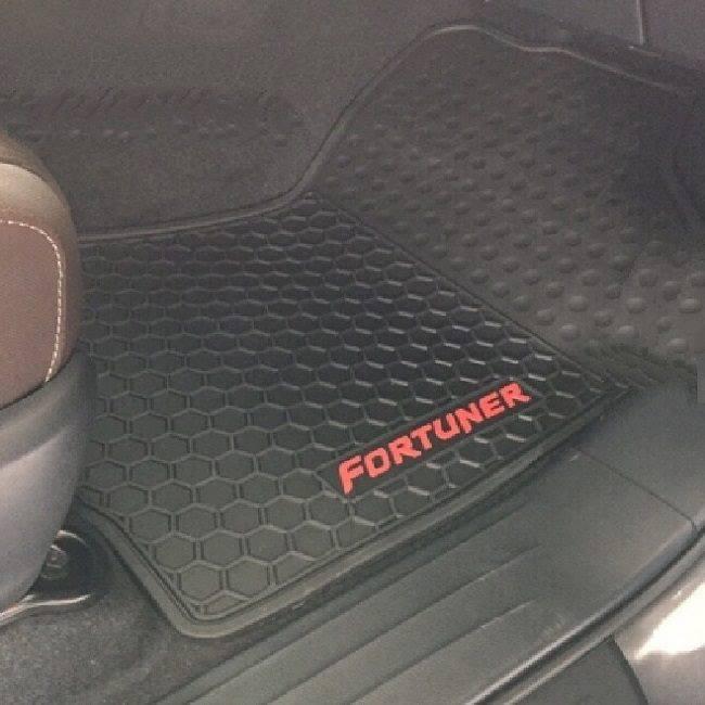Thảm lót sàn cao su toyota fotuner