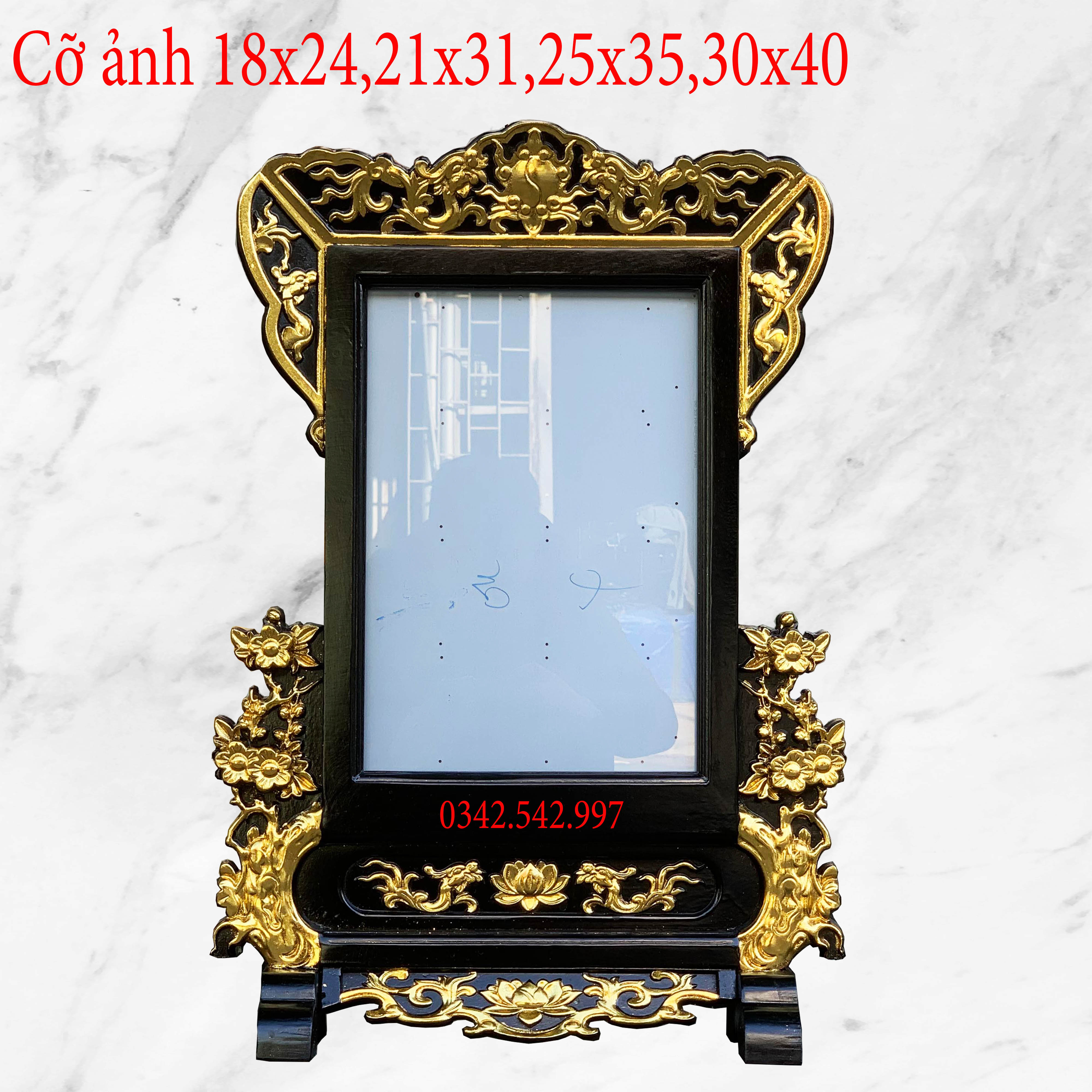 Khung ảnh thờ gia tiên hoa mai giả cổ rát vàng gỗ hương cỡ 21x31