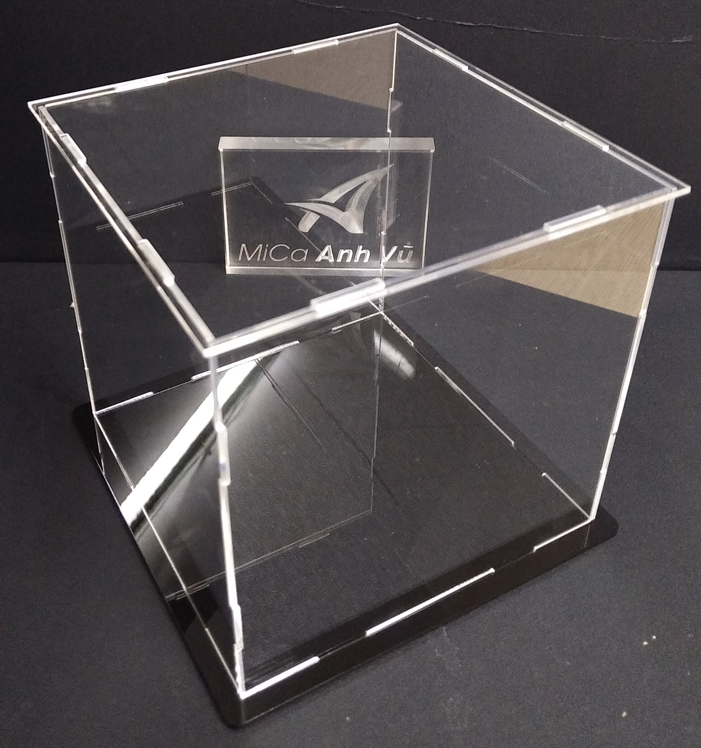Hộp trưng bày mica trong 30x30x30cm chống bụi lắp ghép đế nhiều màu