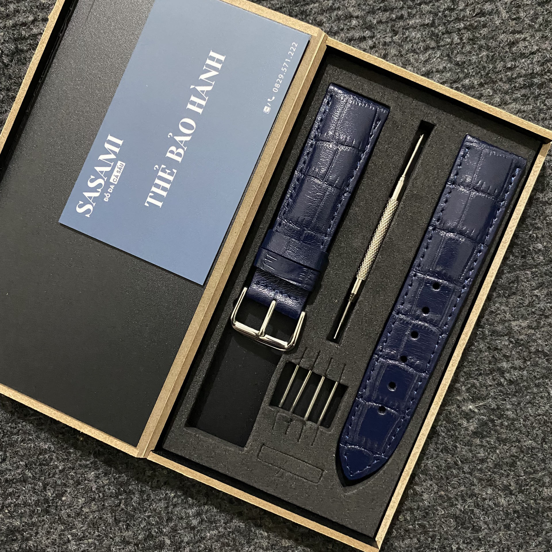 NDK. Dây đồng hồ CHỐT THÔNG MINH Da Bò Dập Vân, GỒM : 1 DÂY + 1 KHÓA, TẶNG 1 HỘP, 2 CHỐT THÔNG MINH,2 CHỐT THƯỜNG và 1 CÂY THAY DÂY