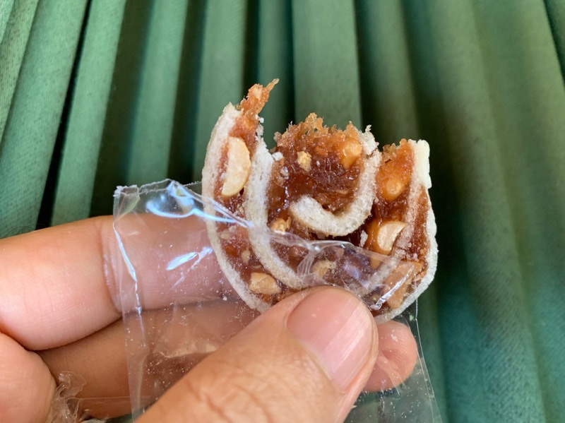 Kẹo chuối cuộn bánh phồng