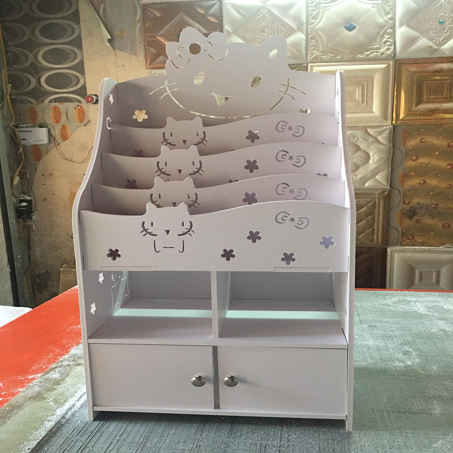 Kệ sách kết hợp tủ đồ hình Hello Kitty cho bé siêu cute kích thước 110x75x30cm hai màu trắng và hồng