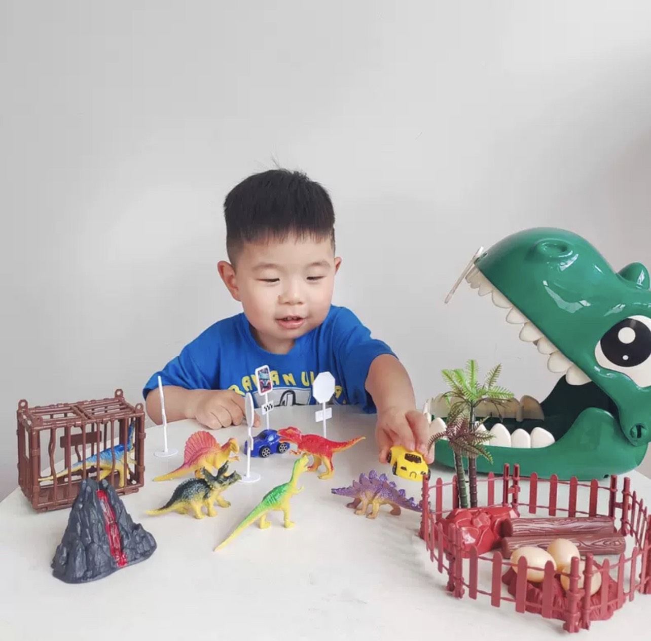 Balo kèm bộ đồ chơi khủng long cho bé