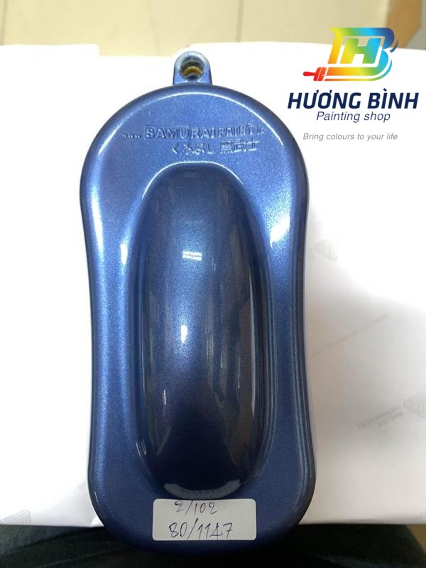 Sơn xịt Samurai màu Xanh Nước Biển - 1147 (cần sử dụng với nền màu Bạc mới lên được màu chuẩn và đẹp)