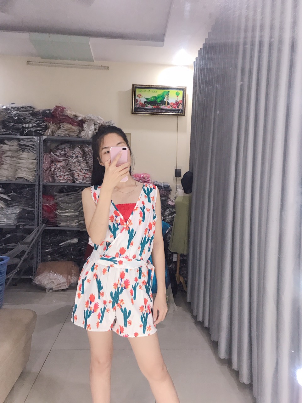 jumpsuit,  jumpsuit trắng họa tiết hoa, jumpsuit không tay, jumpsuit cổ V, jum thắt nơ