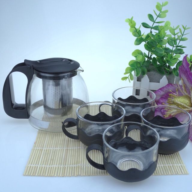 Bình trà kèm 4 cốc thủy tinh.