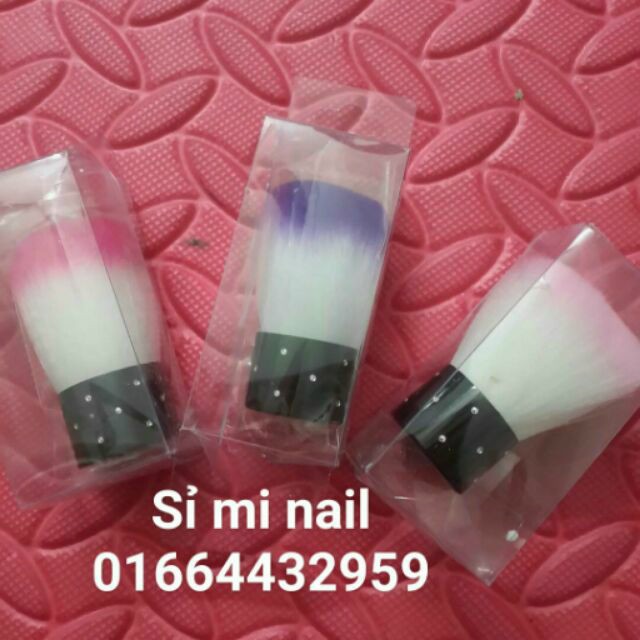 Chổi phủi bụi móng sau khi mài dũa. Giúp phủi sạch nhẹ nhàng các mạt bụi móng nhanh sạch khỏi bám trên bề mặt móng..