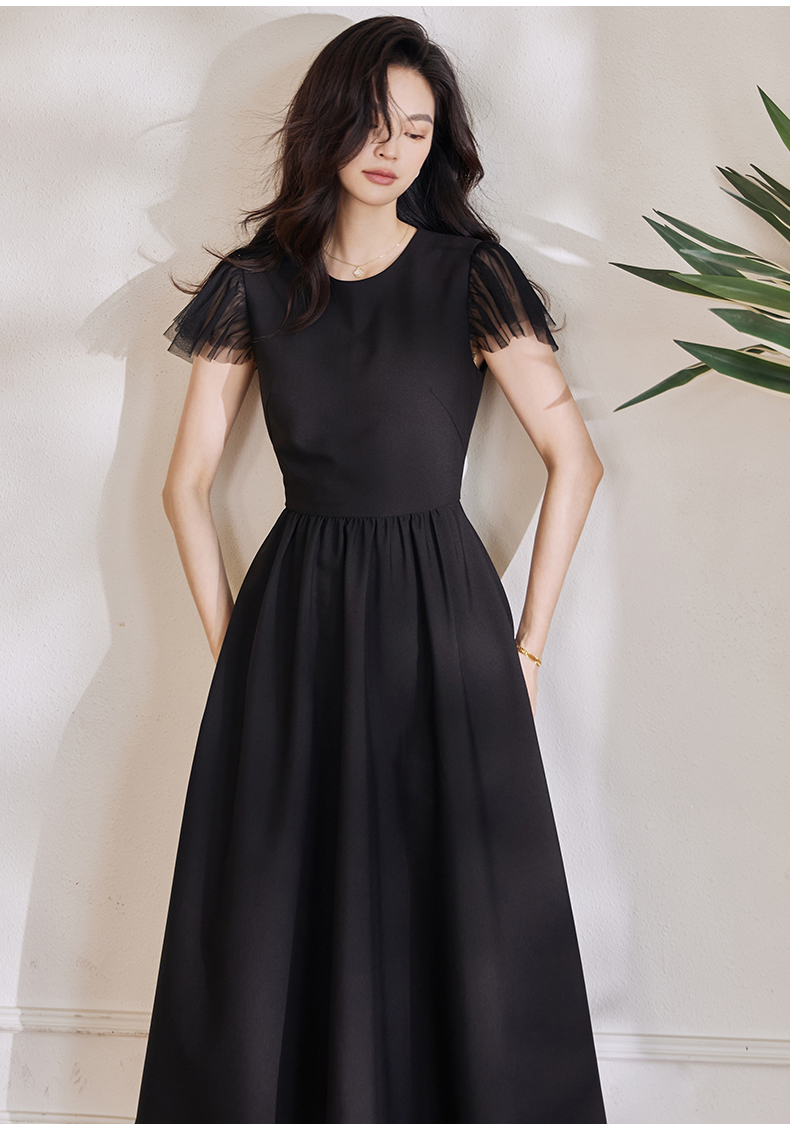 Đầm xoè đen trơn cổ tròn tay ngắn phối lưới