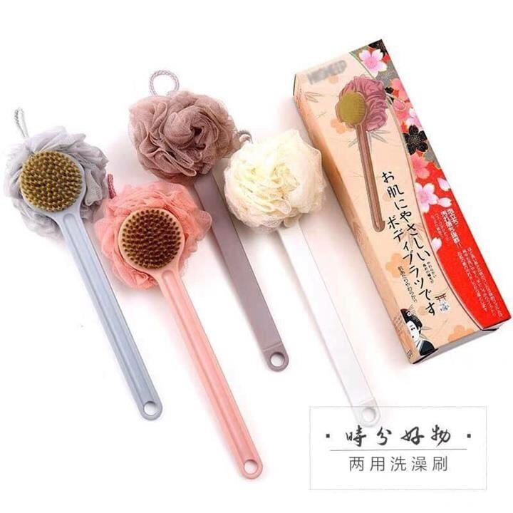 Cây cọ lưng 2 đầu cán dài kèm lông bông tắm mềm mại.