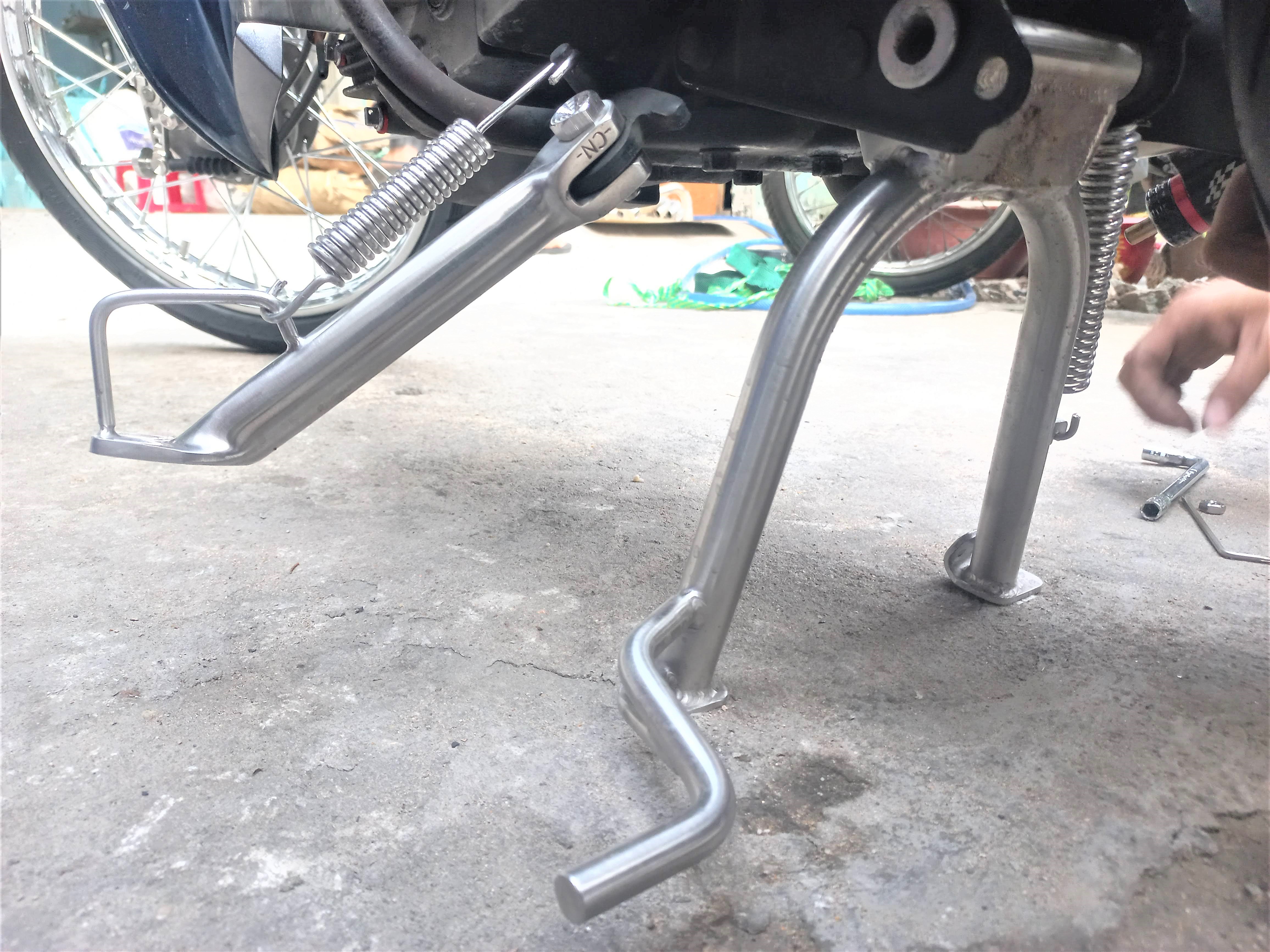 Chân chống inox 304 gắn cho sirius 110 xc