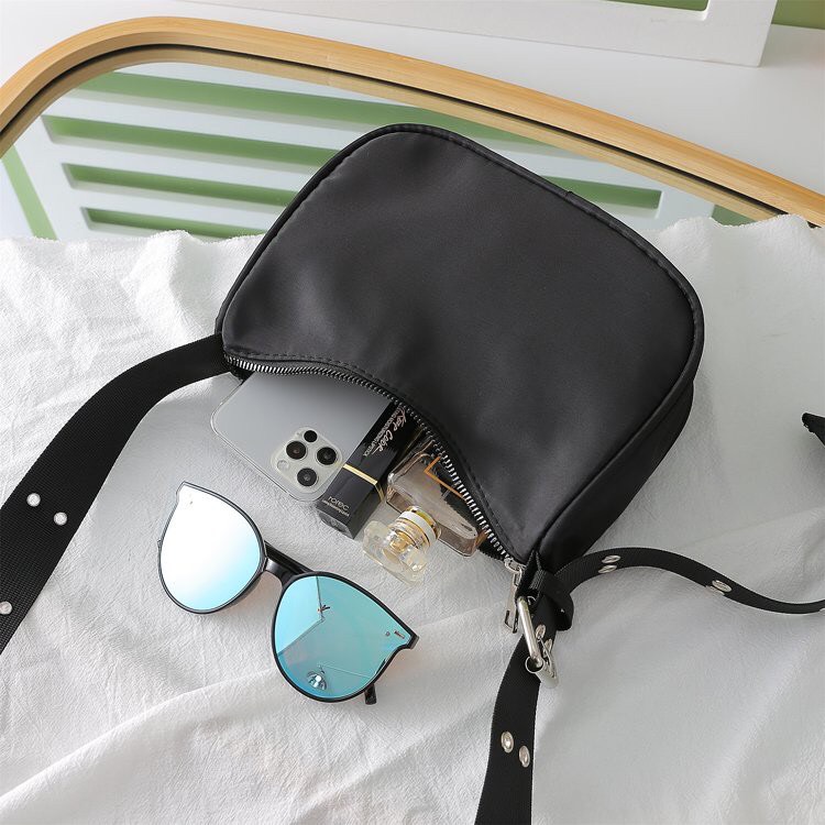Túi tote đeo chéo mini nhiều khoen trơn đen vải dù cao cấp cn03