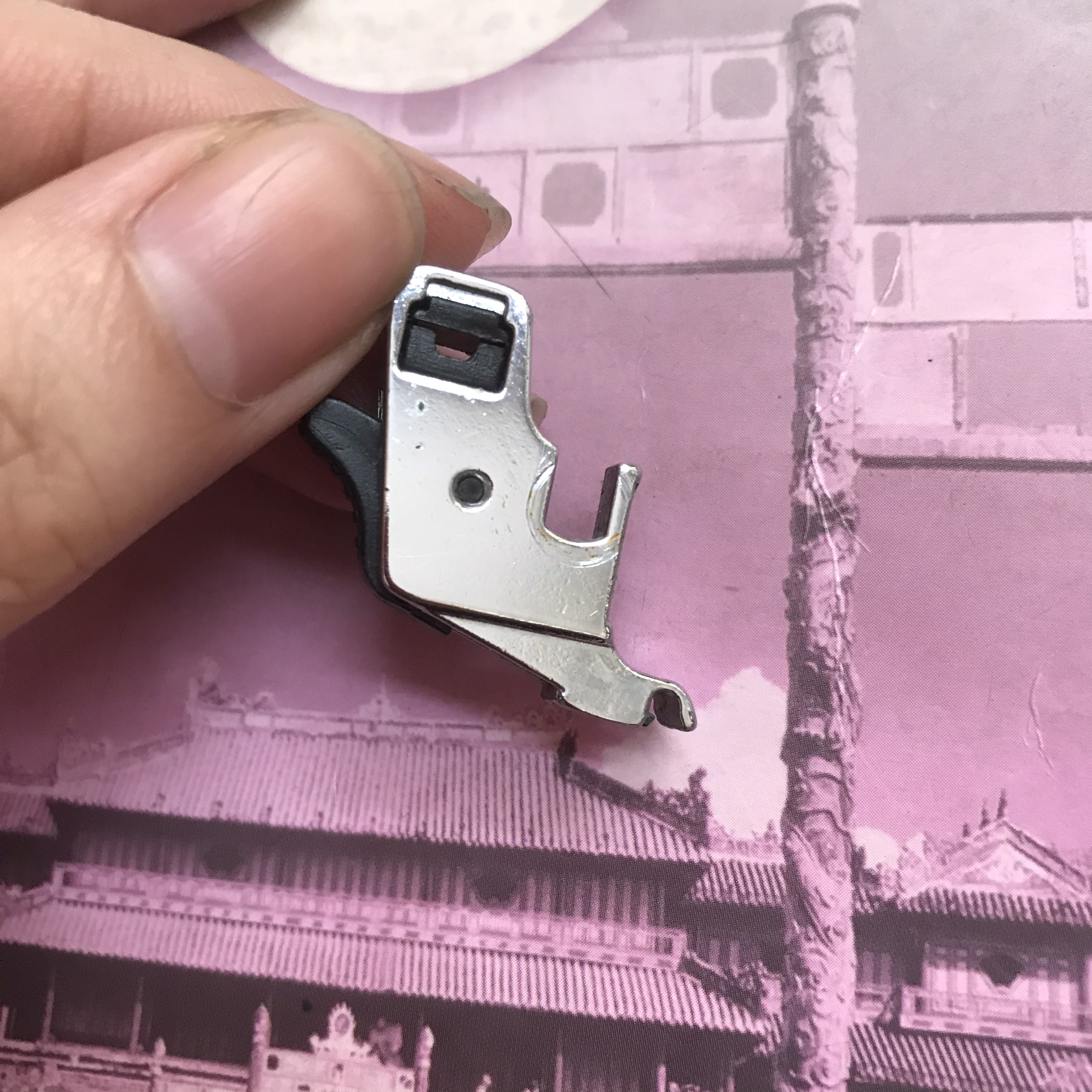 CỦ NỐI/ĐẾ GẮN CHÂN VỊT MÁY MAY GIA ĐÌNH