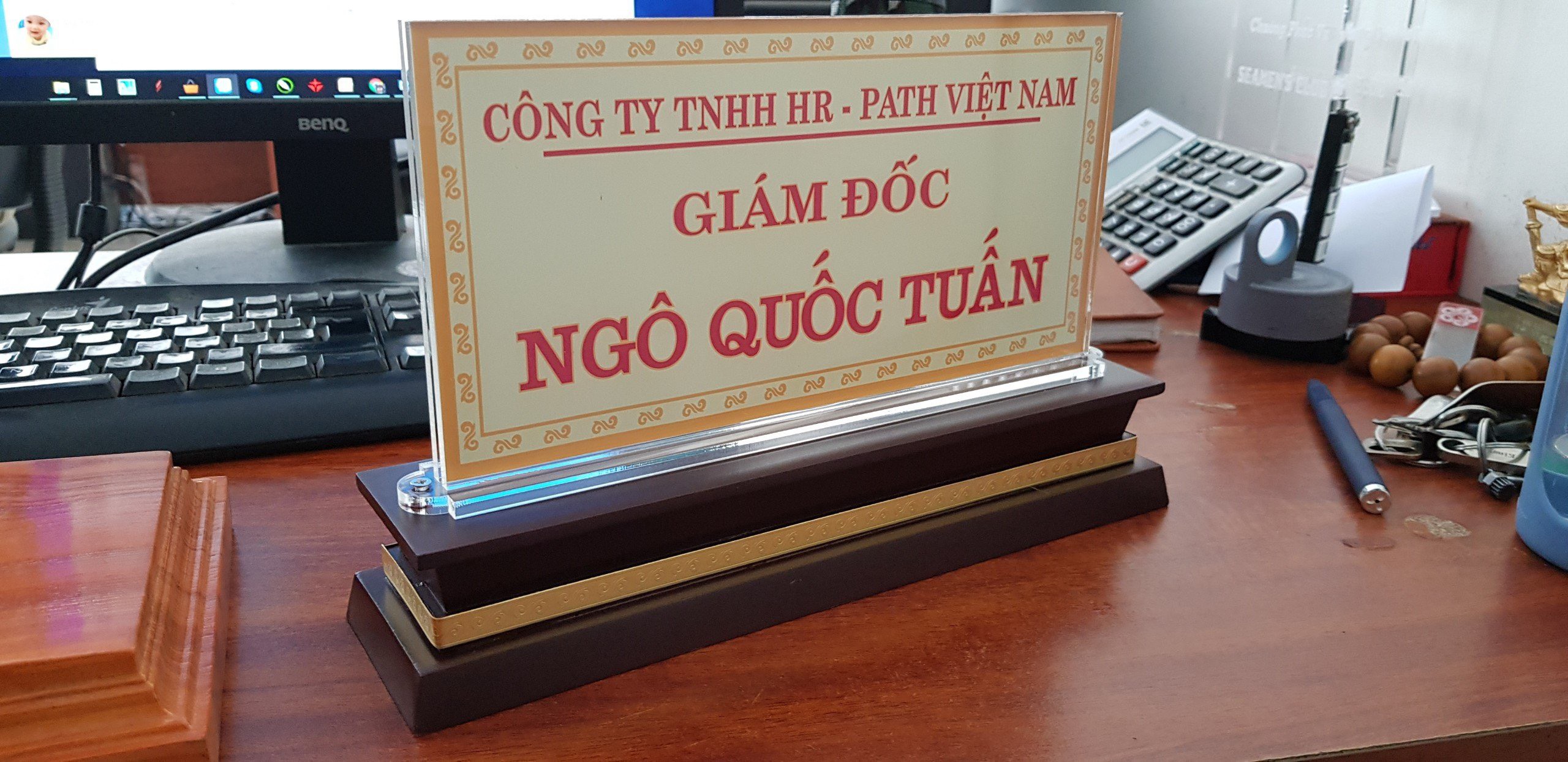 Biển chức danh đế gỗ mặt mica 120x240