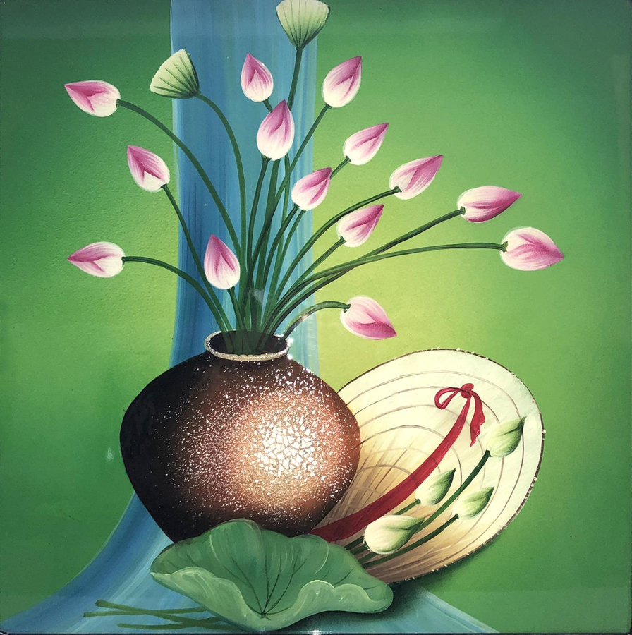 Tranh Sơn Mài Tĩnh Vật - Hoa Sen và Nón Lá là một sản phẩm sáng tạo kết hợp giữa nghệ thuật và văn hóa truyền thống Việt Nam. Bức tranh tĩnh vật được vẽ chi tiết với sự kết hợp của hoa sen và nón lá, mang đến một vẻ đẹp xứng đáng để trưng bày trong phòng khách của bạn.