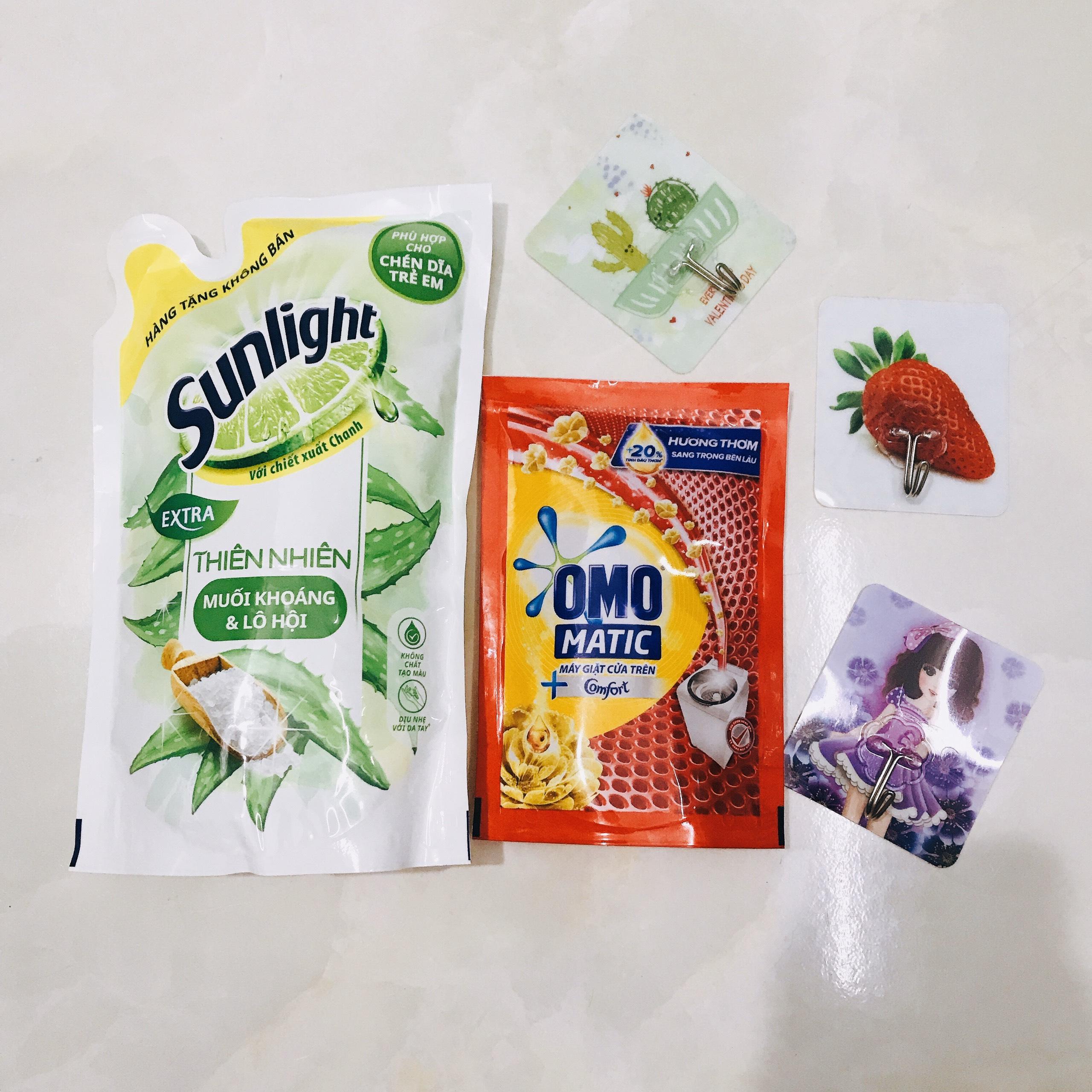[HCM]Trọn bộ 5 món : 1 túi nước rửa chén SUNLIGHT 550g + 1 túi nước giặt Omo 150g/túi + Tặng 3 móc dán tường (hình ngầu nhiên)