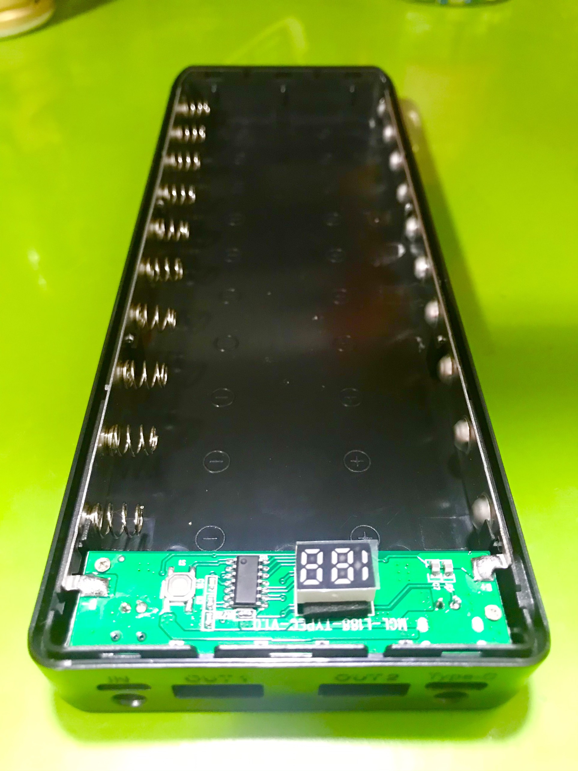 Box sạc dự phòng không pin 10 cell 18650 màn hình LCD có cổng Type-C màu đen