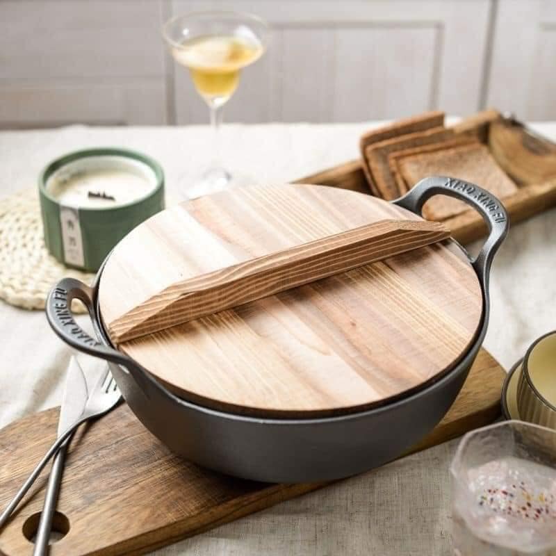 Chảo Gang Chống Dính Sâu Lòng Dùng Được Bếp Từ Size 20cm Tặng Kèm Nắp Gỗ