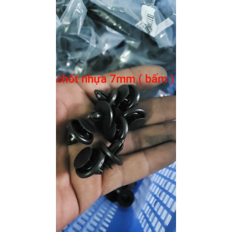 100 chốt nhựa , đinh tán nhựa ô tô 7mm