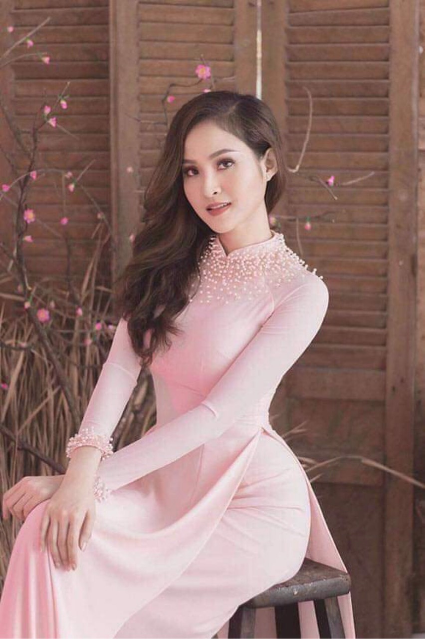 Bộ áo dài lụa đính kết sang chảnh