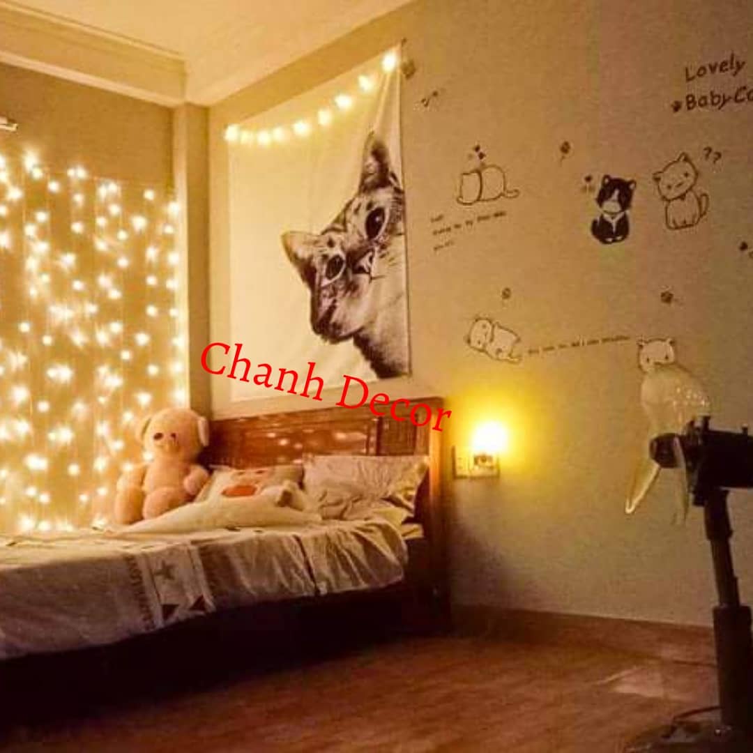 (SẴN- TẶNG BỘ MÓC TREO) Tranh vải, thảm vải treo hình mèo dễ thương nền trắng, size 1.5mx1.3m, vải polyester, nhẹ, dễ vệ sinh, bền màu; trang trí tường phòng ngủ, phòng khách, cửa sổ; trang trí quán cà phê, trà sữa, homestay